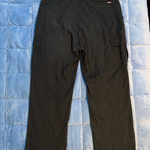 Good condition used black dickies cargo pants - Picture 2 of 3